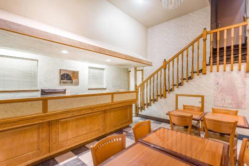 Lobby, Days Inn by Wyndham Bishop in Bishop (CA) Lobby, Days Inn by Wyndham Bishop in Bishop (CA)