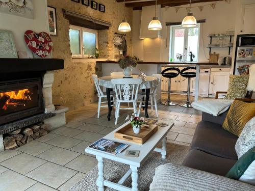 Gîte du Rossignol à 5 minutes du Château de la Citardière et à 14 minutes du Château de Bourneau (Gite du Rossignol a 5 minutes du Chateau de la Citardiere et a 14 minutes du Chateau de Bourneau) in Saint-Hilaire-des-Loges Gîte du Rossignol à 5 minutes du Château de la Citardière et à 14 minutes du Château de Bourneau (Gite du Rossignol a 5 minutes du Chateau de la Citardiere et a 14 minutes du Chateau de Bourneau) in Saint-Hilaire-des-Loges