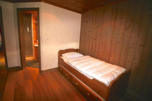 This photo about Orchis shared on HyHotel.com