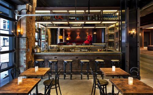 Паб, Arthouse Hotel in Аппер-Уэст-Сайд Паб, Arthouse Hotel in Аппер-Уэст-Сайд