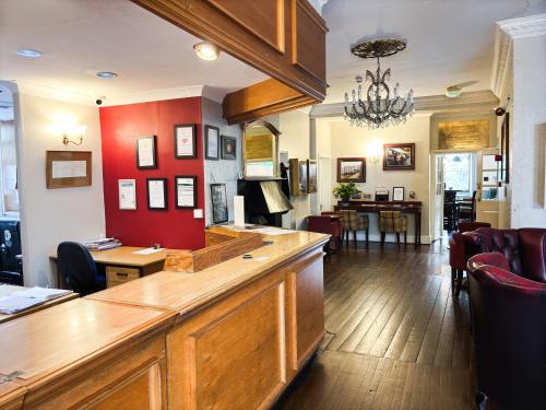 Előcsarnok, The Hand Hotel Llangollen by Compass Hospitality in Llangollen Előcsarnok, The Hand Hotel Llangollen by Compass Hospitality in Llangollen