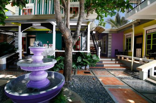 Hotel Purple Fountain Inn