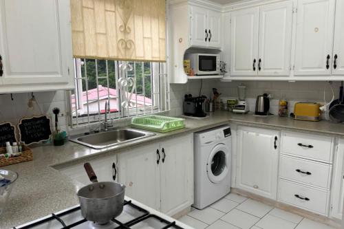 2 Bed House Sleeps 4 - A C and Sea Views in Soufriere 2 Bed House Sleeps 4 - A C and Sea Views in Soufriere