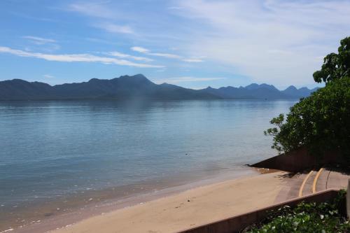 Luxury waterfront home in Cardwell in Cardwell Luxury waterfront home in Cardwell in Cardwell