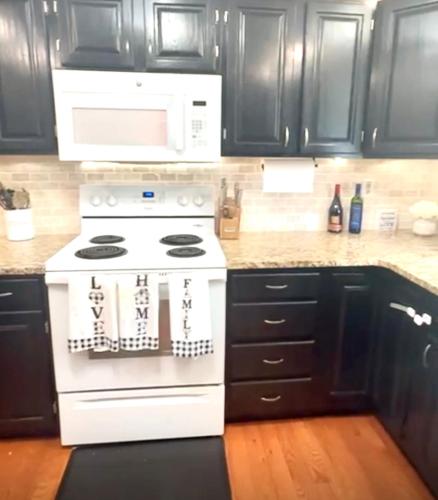 Cozy Family Room in Enfield Cozy Family Room in Enfield