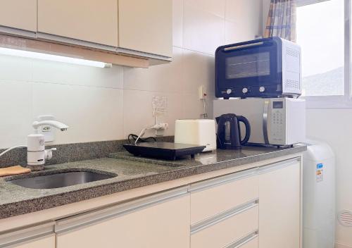 مطبخ, 3 quartos, ao lado do Costão do Santinho - SBR501 (3 quartos, ao lado do Costao do Santinho - SBR501) in Santinho Beach مطبخ, 3 quartos, ao lado do Costão do Santinho - SBR501 (3 quartos, ao lado do Costao do Santinho - SBR501) in Santinho Beach