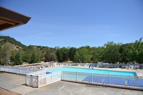 Swimming pool, Morgan Hill Camping Resort Cottage 3 in San Martin (CA) Swimming pool, Morgan Hill Camping Resort Cottage 3 in San Martin (CA)