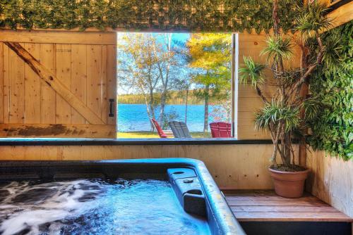 Spa & Lake Access - Chalet OREV in Nominingue (QC) Spa & Lake Access - Chalet OREV in Nominingue (QC)