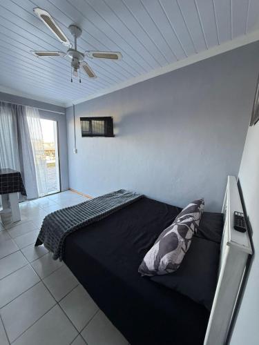 Lion's Cave 2 in Baía Mossel Lion's Cave 2 in Baía Mossel