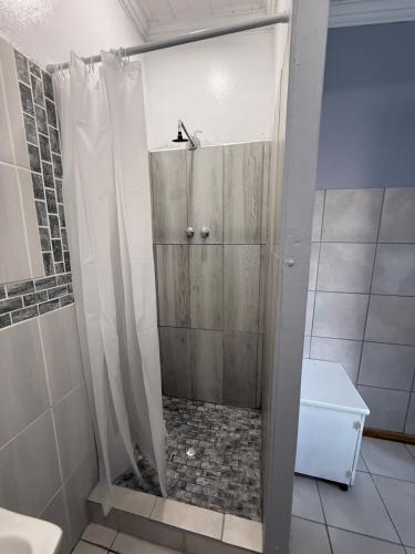 Lion's Cave 2 in Baía Mossel Lion's Cave 2 in Baía Mossel