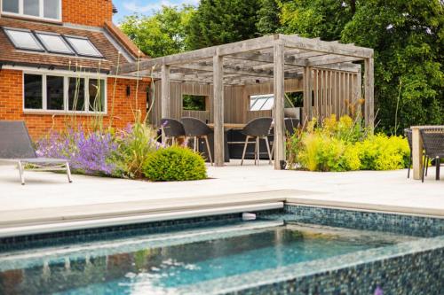 Swimming pool, Luxury Mansion Farnham pool gym EV Charger in Farnham Swimming pool, Luxury Mansion Farnham pool gym EV Charger in Farnham