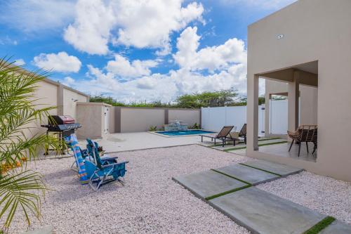 puutarha, Stylish & Sunny Home Mins to Beach and Private Pool! in Muu puutarha, Stylish & Sunny Home Mins to Beach and Private Pool! in Muu