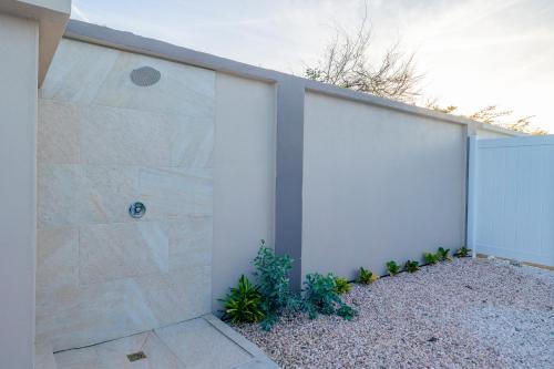 suihku, Stylish & Sunny Home Mins to Beach and Private Pool! in Muu suihku, Stylish & Sunny Home Mins to Beach and Private Pool! in Muu