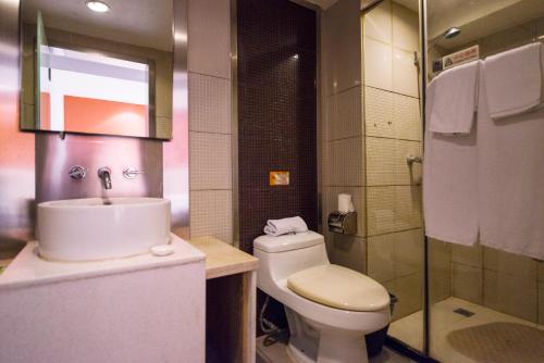 This photo about Motel Shenzhen Nanshan Nanhai Avenue Yuehai Mansion shared on HyHotel.com
