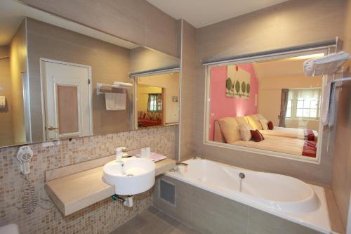 This photo about Flower Whisper B&B shared on HyHotel.com