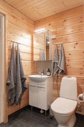 Shower, Premium 2BR Villa in Ruka with Private Sauna & Free Parking in Rukajärvi Shower, Premium 2BR Villa in Ruka with Private Sauna & Free Parking in Rukajärvi