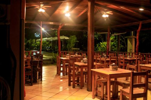 Restaurant, Hotel Isla inn in Puerto Viejo de Talamanca Restaurant, Hotel Isla inn in Puerto Viejo de Talamanca