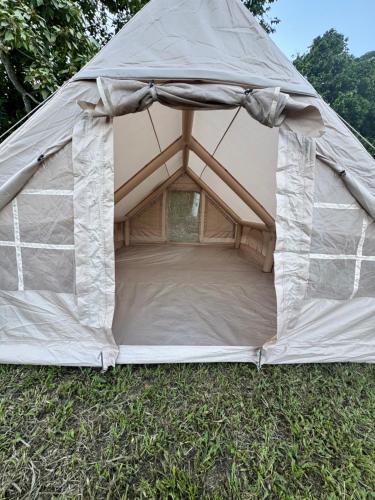 Moorea camping Valley in 茉莉亞島中部 Moorea camping Valley in 茉莉亞島中部