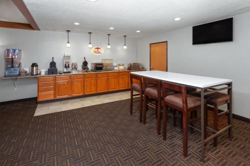 อาหารและเครื่องดื่ม, ซูเปอร์ 8 บาย วินด์แฮม กรีนเบย์ เนียร์ สเตเดียม (Super 8 By Wyndham Green Bay Near Stadium) in กรีนเบย์ (WI) อาหารและเครื่องดื่ม, ซูเปอร์ 8 บาย วินด์แฮม กรีนเบย์ เนียร์ สเตเดียม (Super 8 By Wyndham Green Bay Near Stadium) in กรีนเบย์ (WI)