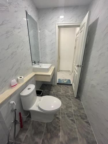 Shower, Charming 4-bedroom townhome in vibrant Phnom Penh! in Koh Dach Shower, Charming 4-bedroom townhome in vibrant Phnom Penh! in Koh Dach