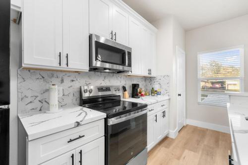Kitchen, Blue Haven 3BR Near Downtown Airport Private Park in East Houston Kitchen, Blue Haven 3BR Near Downtown Airport Private Park in East Houston