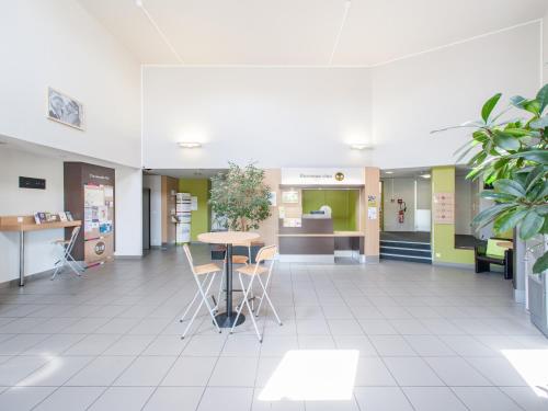 Фойє, B&B HOTEL Quimper Sud Benodet in Quimper Фойє, B&B HOTEL Quimper Sud Benodet in Quimper