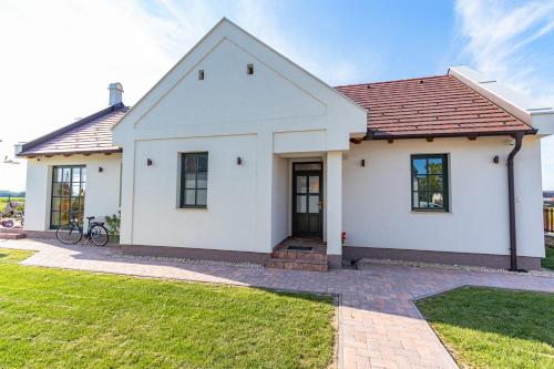 Kert, Vadgesztenyés Vendégház (Vadgesztenyes Vendeghaz) in Lipót Kert, Vadgesztenyés Vendégház (Vadgesztenyes Vendeghaz) in Lipót