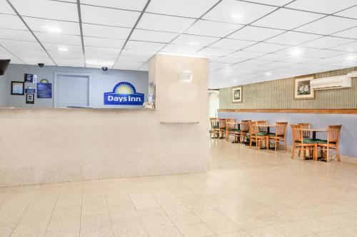 Előcsarnok, Days Inn by Wyndham Wilkes Barre in Wilkes-Barre (Pennsylvania) Előcsarnok, Days Inn by Wyndham Wilkes Barre in Wilkes-Barre (Pennsylvania)