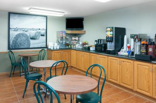 Lobby, Super 8 By Wyndham Gilman in Gilman (IL) Lobby, Super 8 By Wyndham Gilman in Gilman (IL)