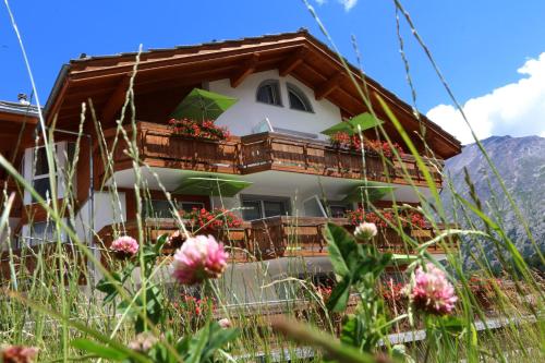 Entrance, Hotel Feehof Garni in Saas-Fee Entrance, Hotel Feehof Garni in Saas-Fee