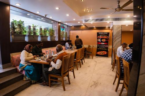 مطعم, فندق جينس راجهانز (Jains Hotel Rajhans) in ام بي ناجار مطعم, فندق جينس راجهانز (Jains Hotel Rajhans) in ام بي ناجار