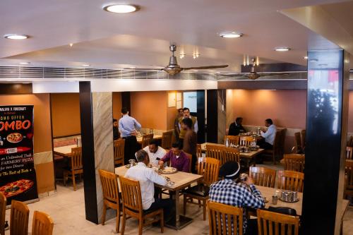 مطعم, فندق جينس راجهانز (Jains Hotel Rajhans) in ام بي ناجار مطعم, فندق جينس راجهانز (Jains Hotel Rajhans) in ام بي ناجار