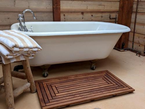 Pezsgőfürdő, Artsy Airstream for a California Glamping Weekend near San Diego in San Marcos Pezsgőfürdő, Artsy Airstream for a California Glamping Weekend near San Diego in San Marcos