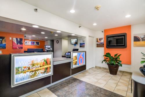 Lobby, Motel 6 Rolling Meadows, IL - Chicago Northwest in Rolling Meadows (IL) Lobby, Motel 6 Rolling Meadows, IL - Chicago Northwest in Rolling Meadows (IL)