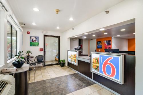 Lobby, Motel 6 Rolling Meadows, IL - Chicago Northwest in Rolling Meadows (IL) Lobby, Motel 6 Rolling Meadows, IL - Chicago Northwest in Rolling Meadows (IL)