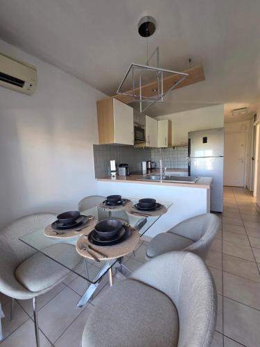 Charming 2 bedroom with sea view, pool and parking in La Fontonne Charming 2 bedroom with sea view, pool and parking in La Fontonne