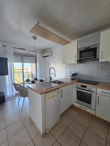 Charming 2 bedroom with sea view, pool and parking in La Fontonne Charming 2 bedroom with sea view, pool and parking in La Fontonne