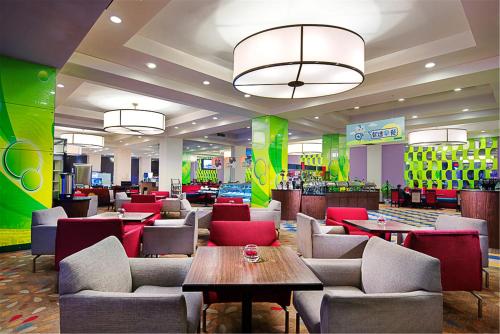 Food and beverages, Holiday Inn Express Zhengzhou Zhongzhou By IHG in Jinshui Food and beverages, Holiday Inn Express Zhengzhou Zhongzhou By IHG in Jinshui