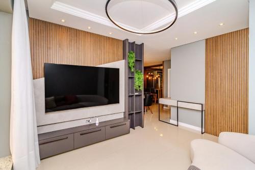 gedeelde lounge/tv-ruimte, LUXO 3 Suítes 500m Praia Churras Meia Praia (LUXO 3 Suites 500m Praia Churras Meia Praia) in Andorinha gedeelde lounge/tv-ruimte, LUXO 3 Suítes 500m Praia Churras Meia Praia (LUXO 3 Suites 500m Praia Churras Meia Praia) in Andorinha