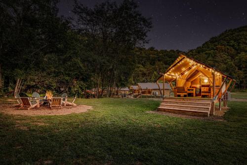 Kilátás, Luxury Glamping Near Gatlinburg and Asheville in Parrottsville (TN) Kilátás, Luxury Glamping Near Gatlinburg and Asheville in Parrottsville (TN)