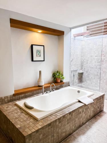 حمام, فيلات برادا سيمينياك (Pradha Villas Seminyak) in بالي حمام, فيلات برادا سيمينياك (Pradha Villas Seminyak) in بالي