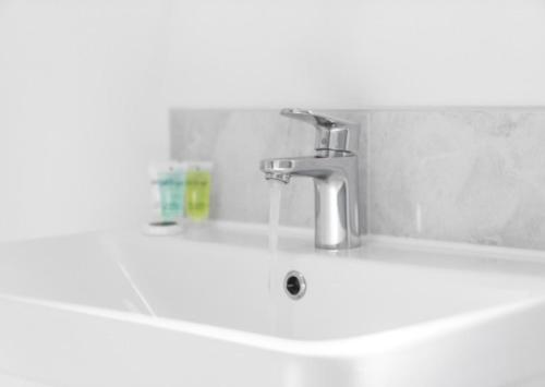 Badkamer, Cozy 2 Bed Apartment -Speed Wifi 27AC in Quarry Bank Badkamer, Cozy 2 Bed Apartment -Speed Wifi 27AC in Quarry Bank