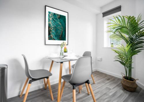 Faciliteiten, Cozy 2 Bed Apartment -Speed Wifi 27AC in Quarry Bank Faciliteiten, Cozy 2 Bed Apartment -Speed Wifi 27AC in Quarry Bank