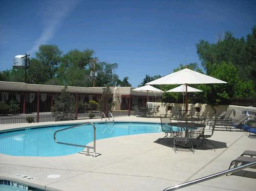 สระว่ายน้ำ, El Pueblo Lodge in เตาส์ (NM) สระว่ายน้ำ, El Pueblo Lodge in เตาส์ (NM)