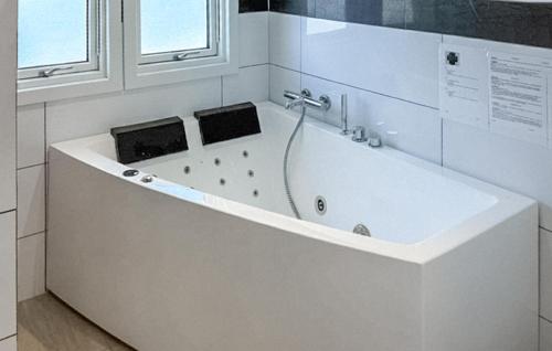 ห้องน้ำ, 5 Bedroom Cozy Home In Hejls in ไฮย์ลสมินเดอ ห้องน้ำ, 5 Bedroom Cozy Home In Hejls in ไฮย์ลสมินเดอ