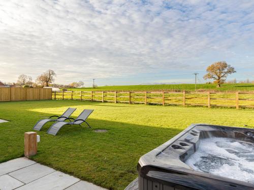 Pezsgőfürdő, The Maddocks - Uk36311 in Whitchurch Pezsgőfürdő, The Maddocks - Uk36311 in Whitchurch
