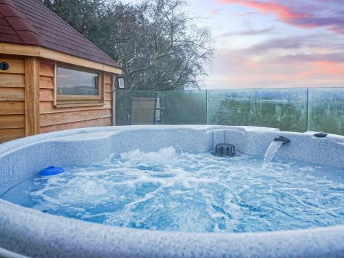 Pezsgőfürdő, Cwt Celyn Qu7605 in Gwytherin Pezsgőfürdő, Cwt Celyn Qu7605 in Gwytherin