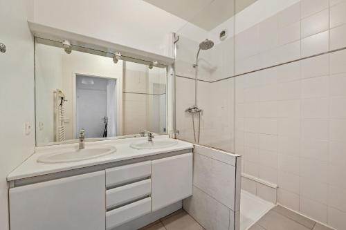 Zuhanyzó, Cour de la Garonne -Proche Disneyland avec parking in Marne-la-Vallée Zuhanyzó, Cour de la Garonne -Proche Disneyland avec parking in Marne-la-Vallée