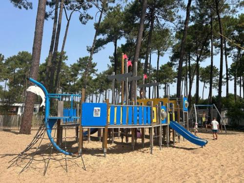 Játszótér, MH 387 3 chambres 1 salle de bain dans camping 4 étoiles (MH 387 3 chambres 1 salle de bain dans camping 4 etoiles) in St Julien En Born Játszótér, MH 387 3 chambres 1 salle de bain dans camping 4 étoiles (MH 387 3 chambres 1 salle de bain dans camping 4 etoiles) in St Julien En Born