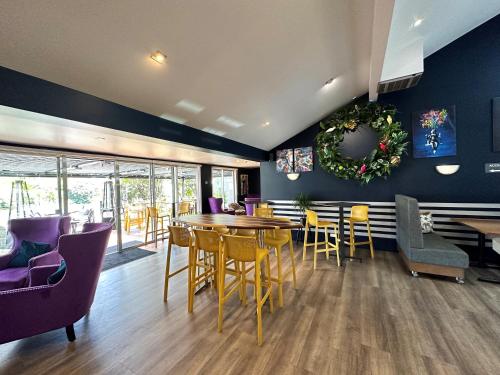 Bar/lounge, Tides Hotel in Nelson Bar/lounge, Tides Hotel in Nelson